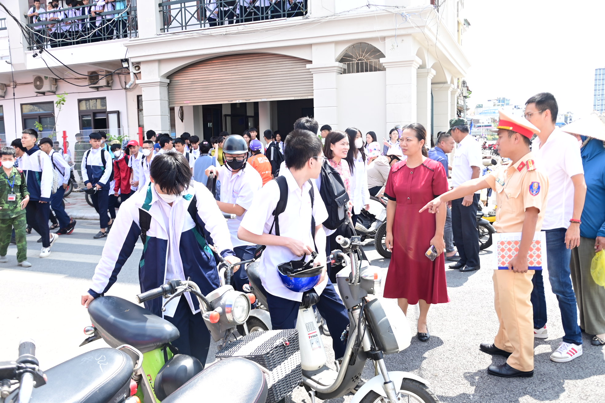 Đội Cảnh sát giao thông số 3 (Phòng Cảnh sát giao thông): Tuyên truyền kết hợp xử lý học sinh vi phạm giao thông tuyến đường Nguyễn Tri Phương